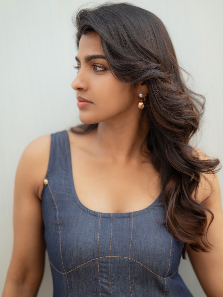 sai-dhanshika-wearing-jeans-material-long-dress-images-009