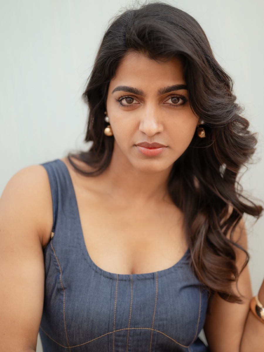 sai-dhanshika-wearing-jeans-material-long-dress-images-010