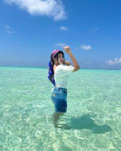 drishya-raghunath-beach-outfit-photos-005