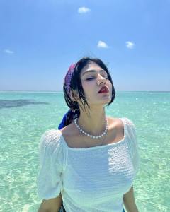 drishya-raghunath-beach-outfit-photos-008