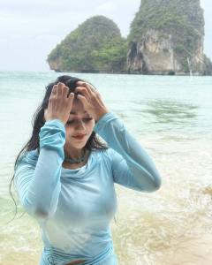 drishya-raghunath-beach-outfit-photos-009