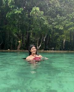 drishya-raghunath-in-maroon-beach-dress-photos-003