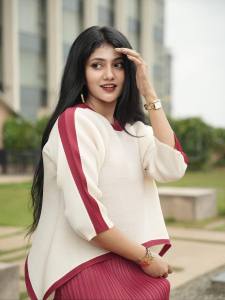 drishya-raghunath-in-white-top-with-red-skirt-photos-002