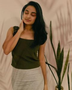 actress-esther-anil-new-photos-032-003