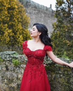 esther-anil-in-blood-red-heavy-work-gown-design-for-reception-ideas-photos-002