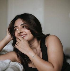esther-anil-in-jeans-with-black-crop-top-photo-001