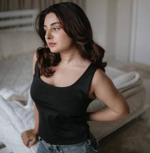 esther-anil-in-jeans-with-black-crop-top-photo