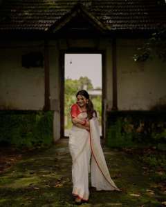 esther-anil-in-kerala-saree-with-simple-blouse-style-ideas-photos-006