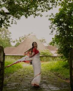 esther-anil-in-kerala-saree-with-simple-blouse-style-ideas-photos-008