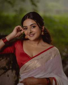 esther-anil-in-kerala-saree-with-simple-blouse-style-ideas-photos-009