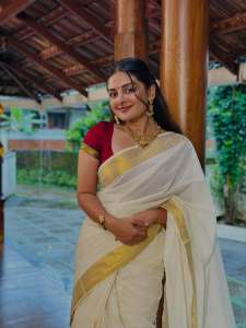 esther-anil-in-kerala-saree-with-simple-blouse-style-ideas-photos