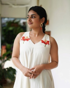 esther-anil-in-off-white-pure-mul-cotton-Vaaka-flower-embroidered-A-line-flared-onam-dress-002