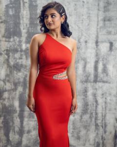 esther-anil-in-redoff-shoulder-gown-001