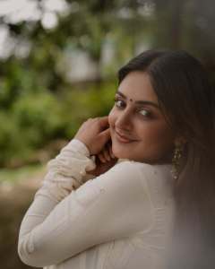 esther-anil-in-white-anarkali-churidar-party-wear-outfit-ideas-pics-002