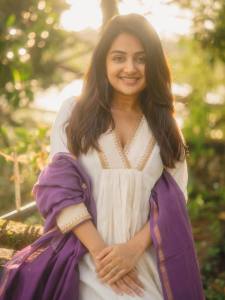 esther-anil-in-white-churidar-with-purple-dupatta-photos-002