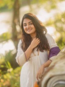 esther-anil-in-white-churidar-with-purple-dupatta-photos-005