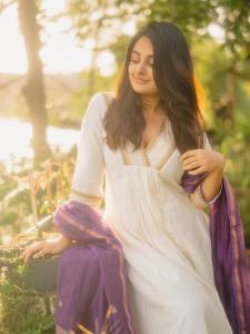 esther-anil-in-white-churidar-with-purple-dupatta-photos-006