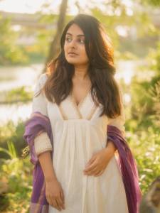 esther-anil-in-white-churidar-with-purple-dupatta-photos