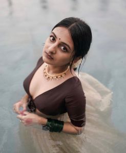 esther-anil-new-onam-photoshoot-pics-2021