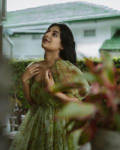 esther-anil-new-photo-shoot-in-green-frock-004