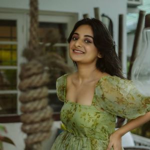 esther-anil-new-photo-shoot-in-green-frock-011