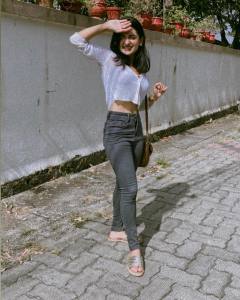 esther-anil-photos-in-jeans
