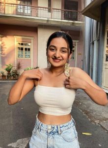 esther-anil-photos-without-makeup