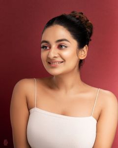 esther-anil-photoshoot-with-simplw-makeup-001