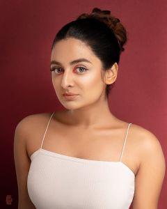 esther-anil-photoshoot-with-simplw-makeup-002
