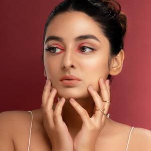 esther-anil-photoshoot-with-simplw-makeup