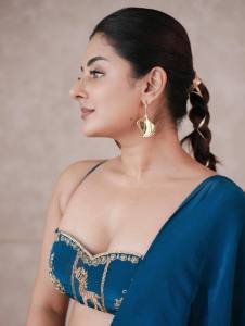 esther-anil-trending-style-saree-blouse-look-photos-in-blue-colour-004