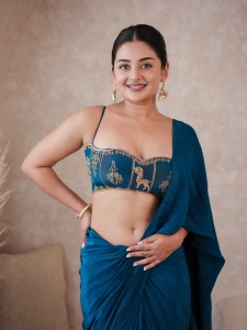 esther-anil-trending-style-saree-blouse-look-photos-in-blue-colour-006