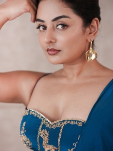 esther-anil-trending-style-saree-blouse-look-photos-in-blue-colour-008