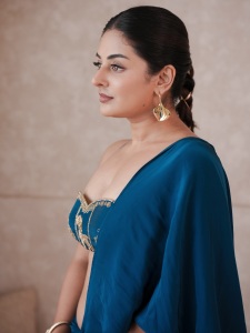 esther-anil-trending-style-saree-blouse-look-photos-in-blue-colour-009