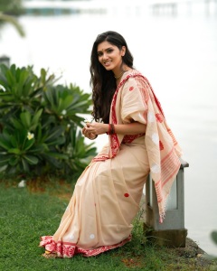 gayathri-suresh-in-beige-cotton-saree-with-red-floral-embroidery-along-the-border-photos-001