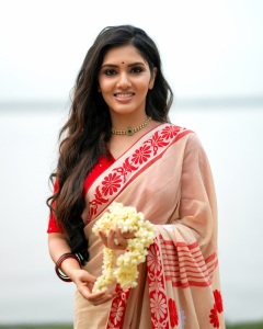 gayathri-suresh-in-beige-cotton-saree-with-red-floral-embroidery-along-the-border-photos-002
