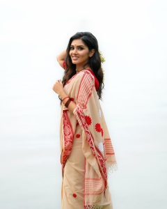 gayathri-suresh-in-beige-cotton-saree-with-red-floral-embroidery-along-the-border-photos-003