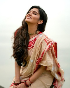 gayathri-suresh-in-beige-cotton-saree-with-red-floral-embroidery-along-the-border-photos-004
