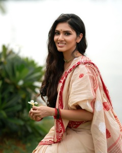 gayathri-suresh-in-beige-cotton-saree-with-red-floral-embroidery-along-the-border-photos-006