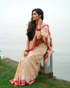 gayathri-suresh-in-beige-cotton-saree-with-red-floral-embroidery-along-the-border-photos-007