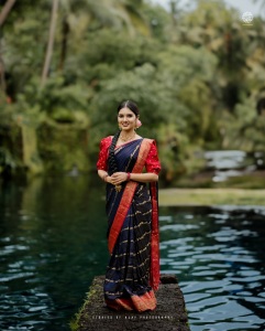 gayathri-suresh-in-blue-pattu-saree-with-red-blouse-combination-photos-001