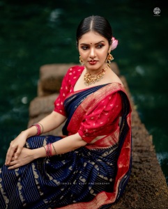 gayathri-suresh-in-blue-pattu-saree-with-red-blouse-combination-photos-004