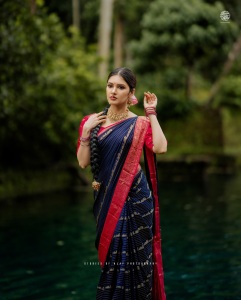 gayathri-suresh-in-blue-pattu-saree-with-red-blouse-combination-photos-006