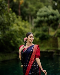 gayathri-suresh-in-blue-pattu-saree-with-red-blouse-combination-photos-007