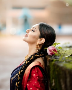 gayathri-suresh-in-blue-pattu-saree-with-red-blouse-combination-photos-008