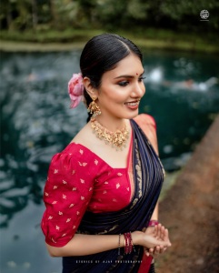 gayathri-suresh-in-blue-pattu-saree-with-red-blouse-combination-photos-012