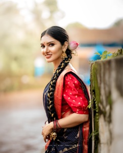 gayathri-suresh-in-blue-pattu-saree-with-red-blouse-combination-photos