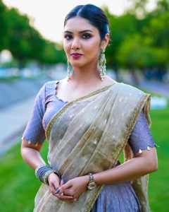 gayathri-suresh-in-dhavani-dress-photos-007