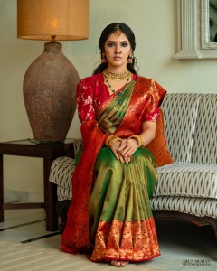gayathri-suresh-in-dual-toned-pure-silk-Kanchipuram-saree-matching-crimson-red-silk-blouse-with-gold-zari-floral-motif-embroidery-002