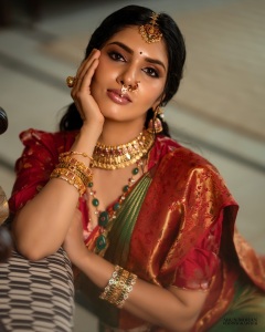 gayathri-suresh-in-dual-toned-pure-silk-Kanchipuram-saree-matching-crimson-red-silk-blouse-with-gold-zari-floral-motif-embroidery-003